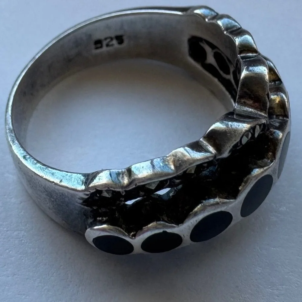 Vintage 925 Sterling Raven Black Circle Detailed Studded Statement Ring Moody
